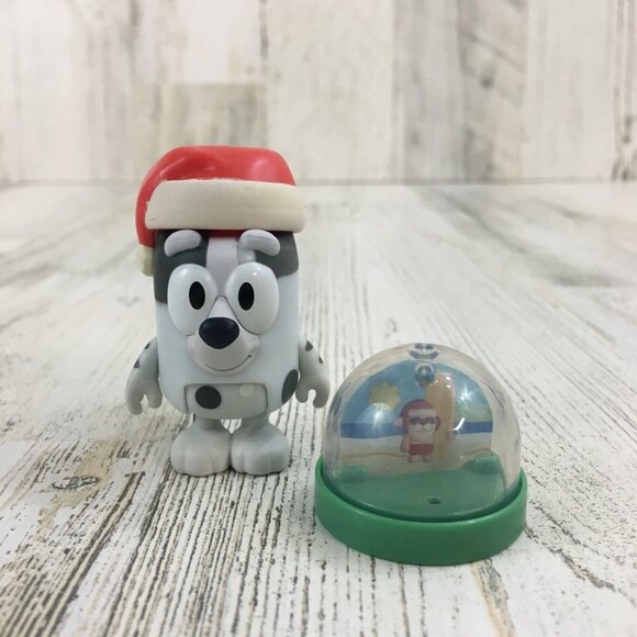 Bluey VERANDAH SANTA Snow Globe Muffin Figure Santa Hat Playset Christmas NEW - Picture 1 of 11